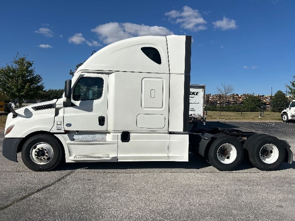 Sleeper Tractor-Heavy Duty Tractors-Freightliner-2022-T12664ST-Davenport-IA-434,470\n\t\tmiles-$ 77,750 - Image 4