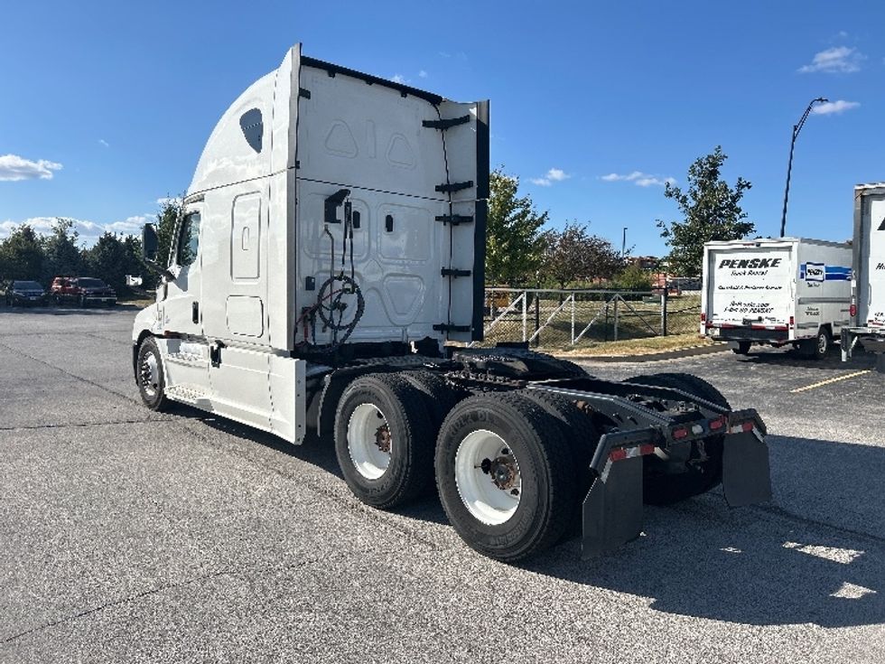 Sleeper Tractor-Heavy Duty Tractors-Freightliner-2022-T12664ST-Davenport-IA-434,470\n\t\tmiles-$ 77,750 - Image 5