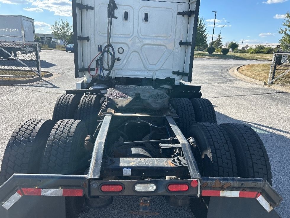 Sleeper Tractor-Heavy Duty Tractors-Freightliner-2022-T12664ST-Davenport-IA-434,470\n\t\tmiles-$ 77,750 - Image 6
