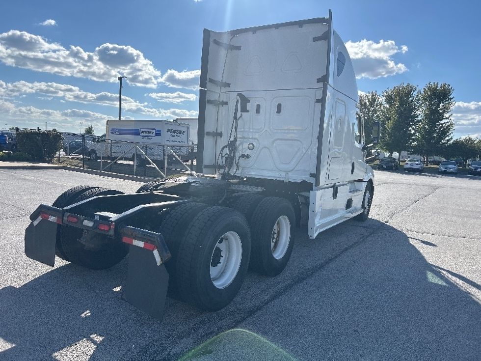 Sleeper Tractor-Heavy Duty Tractors-Freightliner-2022-T12664ST-Davenport-IA-434,470\n\t\tmiles-$ 77,750 - Image 7