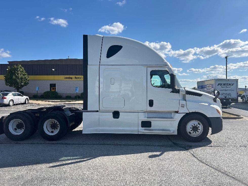 Sleeper Tractor-Heavy Duty Tractors-Freightliner-2022-T12664ST-Davenport-IA-434,470\n\t\tmiles-$ 77,750 - Image 8