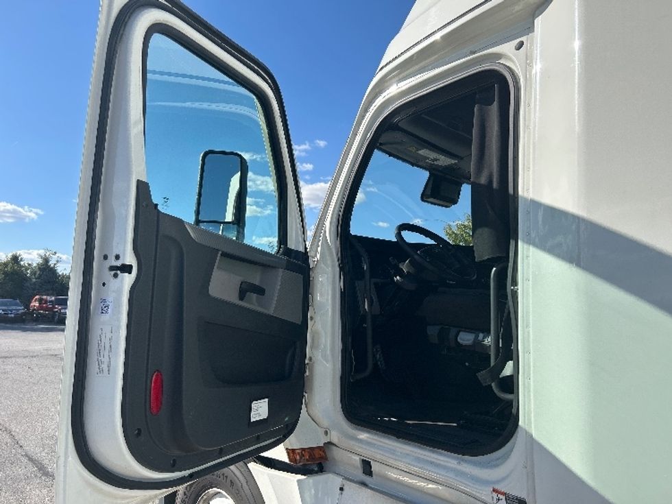 Sleeper Tractor-Heavy Duty Tractors-Freightliner-2022-T12664ST-Davenport-IA-434,470\n\t\tmiles-$ 77,750 - Image 9