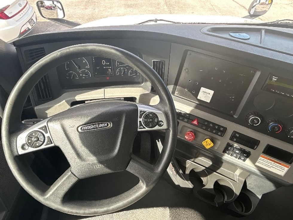 Sleeper Tractor-Heavy Duty Tractors-Freightliner-2022-T12664ST-Davenport-IA-611,253\n\t\tmiles-$ 59,500 - Image 11