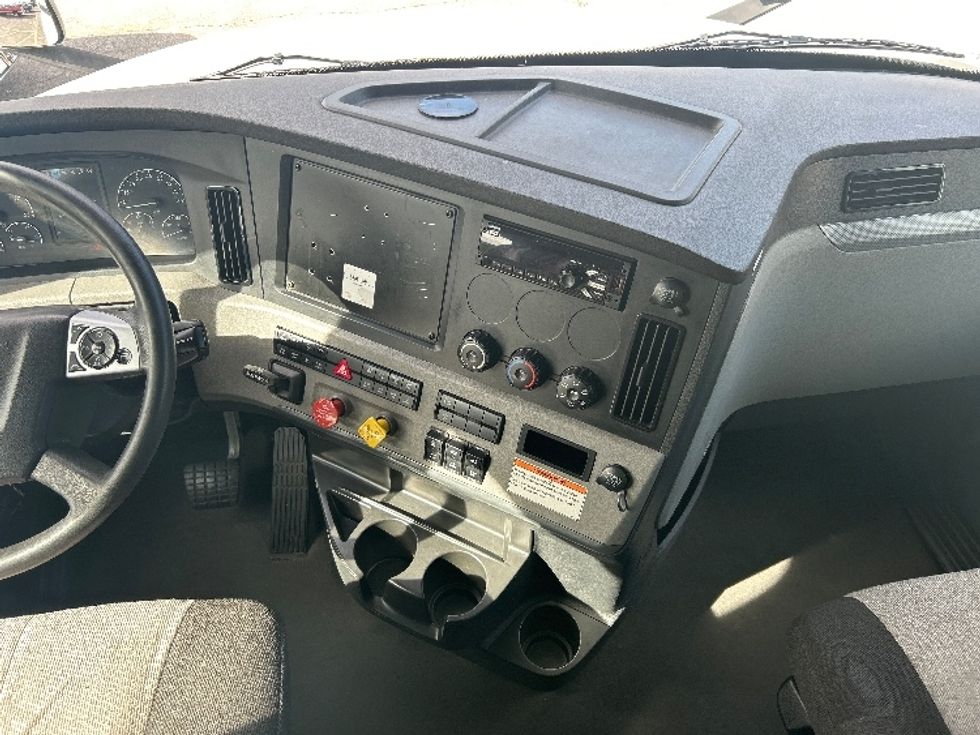 Sleeper Tractor-Heavy Duty Tractors-Freightliner-2022-T12664ST-Davenport-IA-611,253\n\t\tmiles-$ 59,500 - Image 12