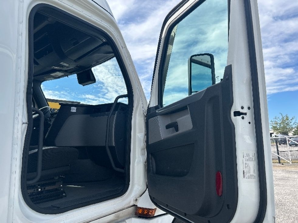 Sleeper Tractor-Heavy Duty Tractors-Freightliner-2022-T12664ST-Davenport-IA-611,253\n\t\tmiles-$ 59,500 - Image 13