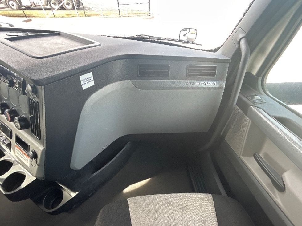 Sleeper Tractor-Heavy Duty Tractors-Freightliner-2022-T12664ST-Davenport-IA-611,253\n\t\tmiles-$ 59,500 - Image 14