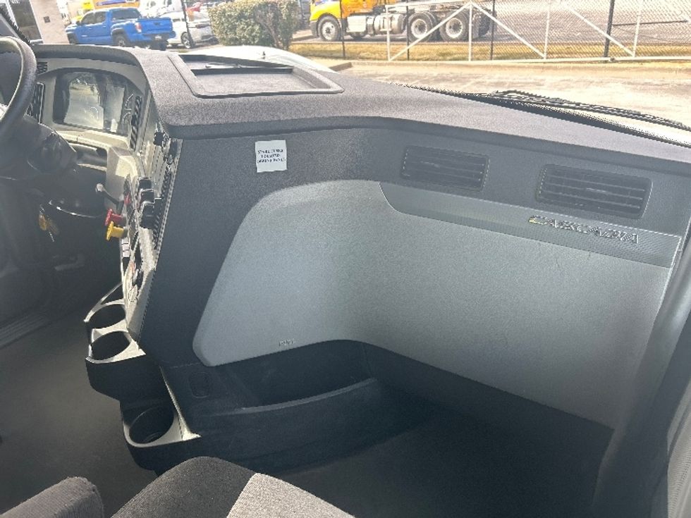 Sleeper Tractor-Heavy Duty Tractors-Freightliner-2022-T12664ST-Davenport-IA-611,253\n\t\tmiles-$ 59,500 - Image 15