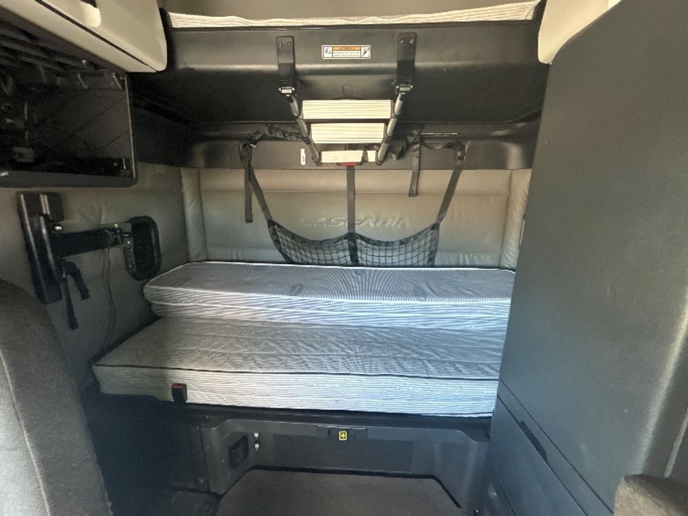 Sleeper Tractor-Heavy Duty Tractors-Freightliner-2022-T12664ST-Davenport-IA-611,253\n\t\tmiles-$ 59,500 - Image 16