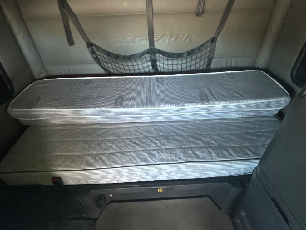 Sleeper Tractor-Heavy Duty Tractors-Freightliner-2022-T12664ST-Davenport-IA-611,253\n\t\tmiles-$ 59,500 - Image 17