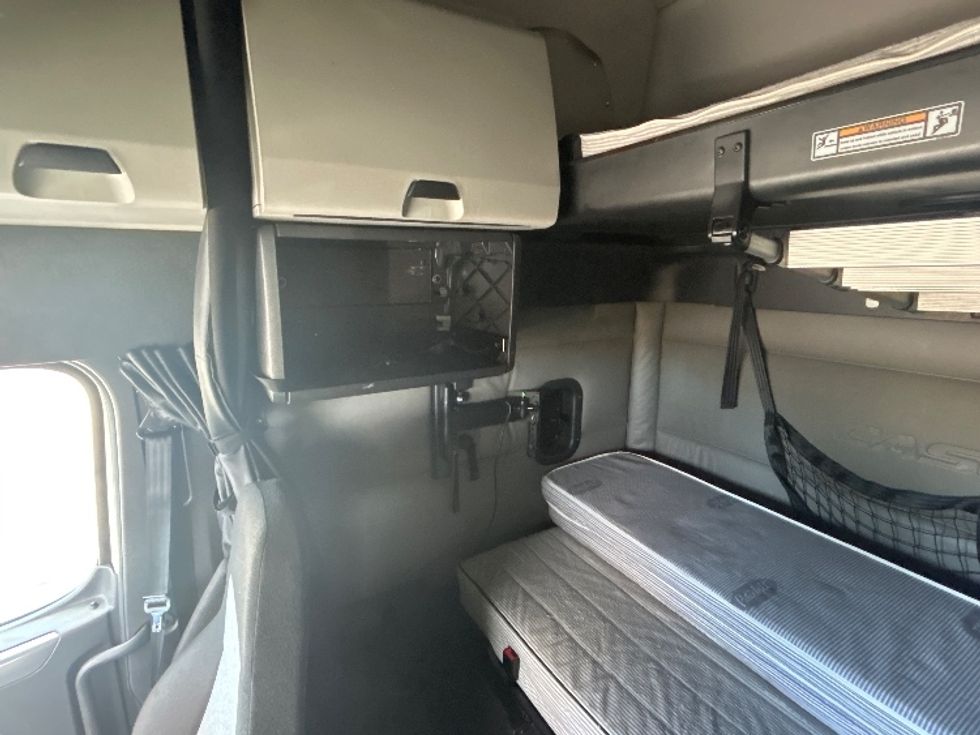 Sleeper Tractor-Heavy Duty Tractors-Freightliner-2022-T12664ST-Davenport-IA-611,253\n\t\tmiles-$ 59,500 - Image 19