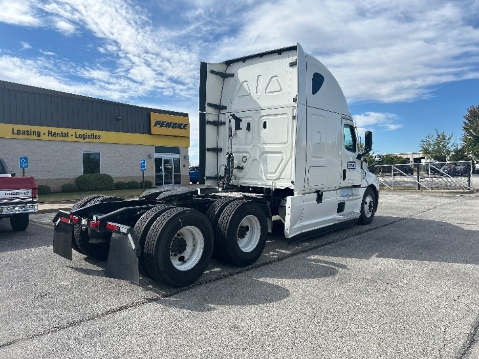 Sleeper Tractor-Heavy Duty Tractors-Freightliner-2022-T12664ST-Davenport-IA-611,253\n\t\tmiles-$ 59,500 - Image 7