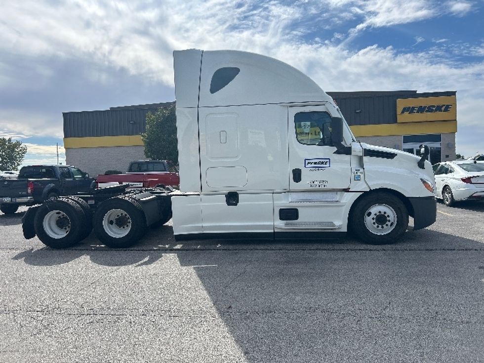 Sleeper Tractor-Heavy Duty Tractors-Freightliner-2022-T12664ST-Davenport-IA-611,253\n\t\tmiles-$ 59,500 - Image 8