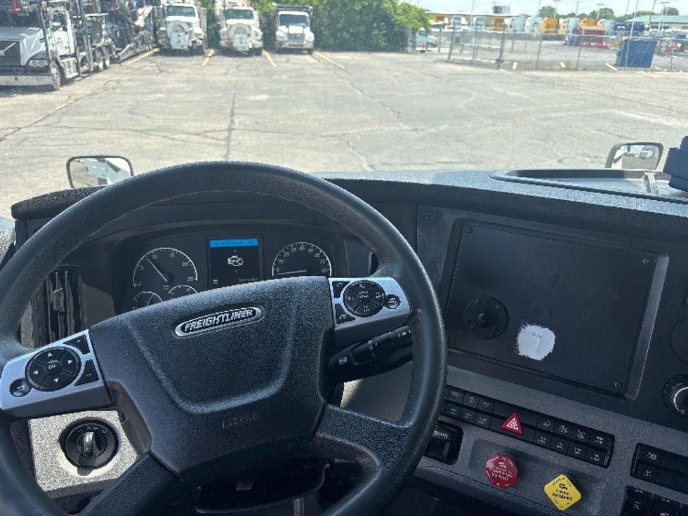 Sleeper Tractor-Heavy Duty Tractors-Freightliner-2022-T12664ST-Dayton-OH-339,978\n\t\tmiles-$ 83,250 - Image 11