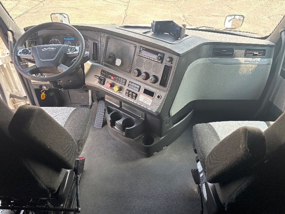 Sleeper Tractor-Heavy Duty Tractors-Freightliner-2022-T12664ST-Dayton-OH-339,978\n\t\tmiles-$ 83,250 - Image 12