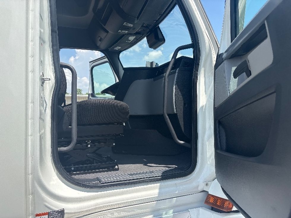 Sleeper Tractor-Heavy Duty Tractors-Freightliner-2022-T12664ST-Dayton-OH-339,978\n\t\tmiles-$ 83,250 - Image 13