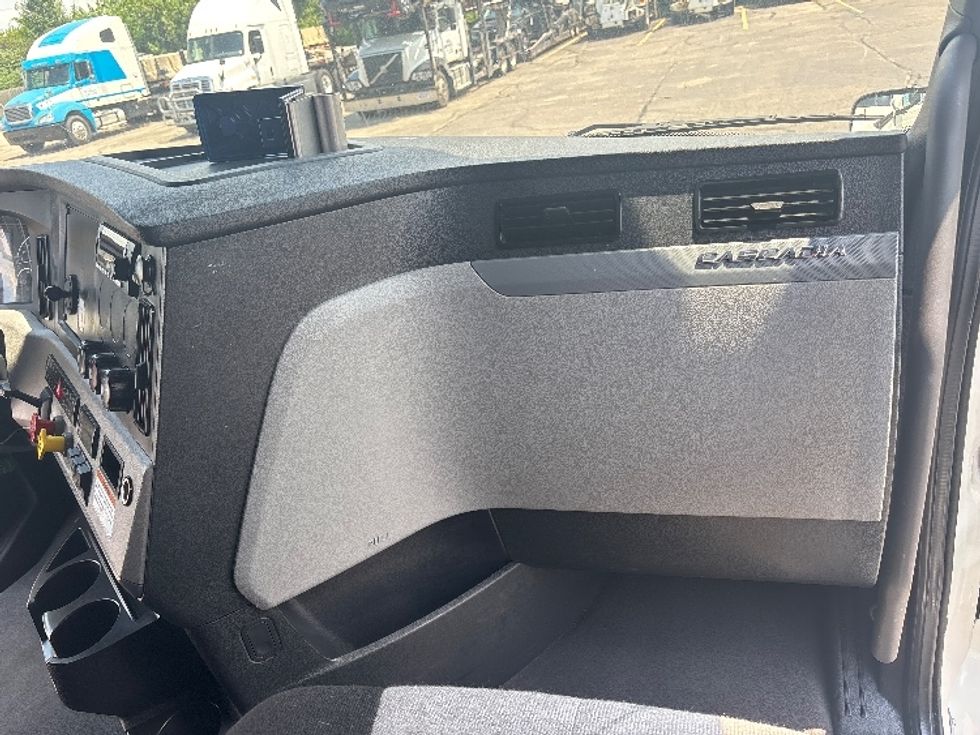 Sleeper Tractor-Heavy Duty Tractors-Freightliner-2022-T12664ST-Dayton-OH-339,978\n\t\tmiles-$ 83,250 - Image 14