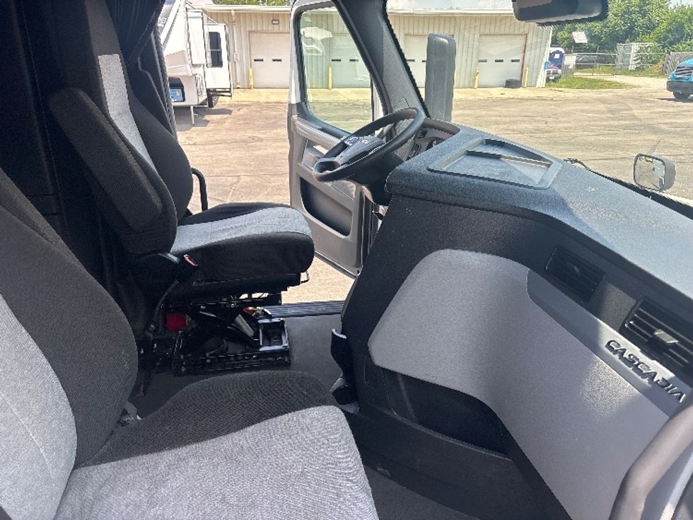 Sleeper Tractor-Heavy Duty Tractors-Freightliner-2022-T12664ST-Dayton-OH-339,978\n\t\tmiles-$ 83,250 - Image 15