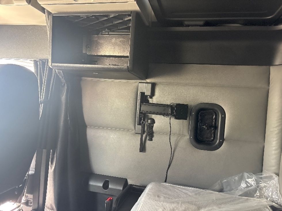 Sleeper Tractor-Heavy Duty Tractors-Freightliner-2022-T12664ST-Dayton-OH-339,978\n\t\tmiles-$ 83,250 - Image 19