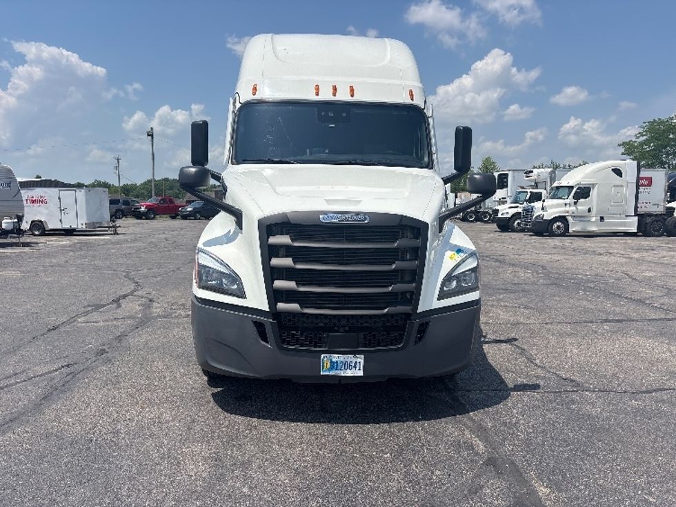 Sleeper Tractor-Heavy Duty Tractors-Freightliner-2022-T12664ST-Dayton-OH-339,978\n\t\tmiles-$ 83,250 - Image 2