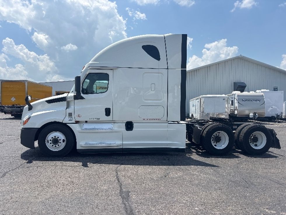 Sleeper Tractor-Heavy Duty Tractors-Freightliner-2022-T12664ST-Dayton-OH-339,978\n\t\tmiles-$ 83,250 - Image 4