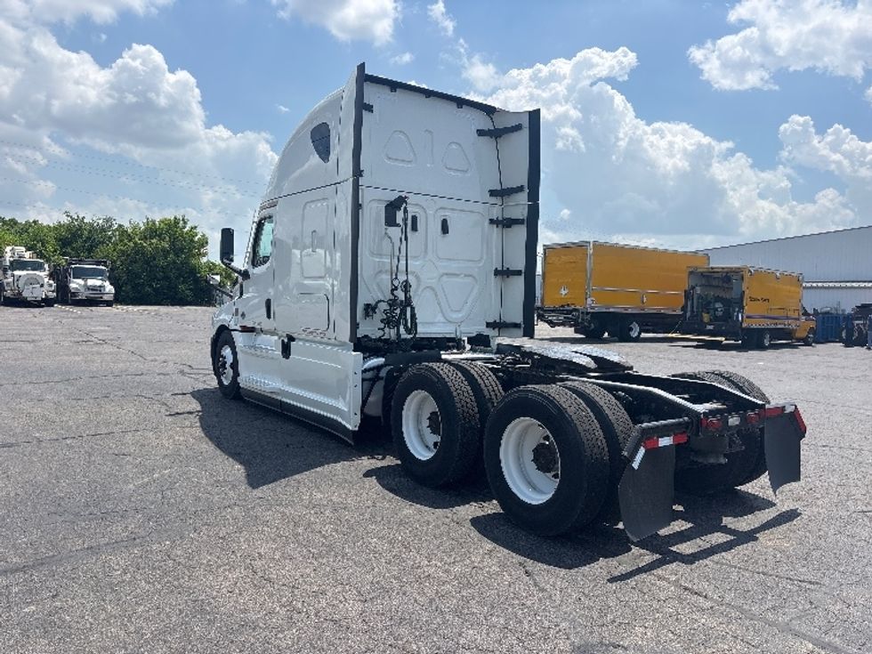 Sleeper Tractor-Heavy Duty Tractors-Freightliner-2022-T12664ST-Dayton-OH-339,978\n\t\tmiles-$ 83,250 - Image 5
