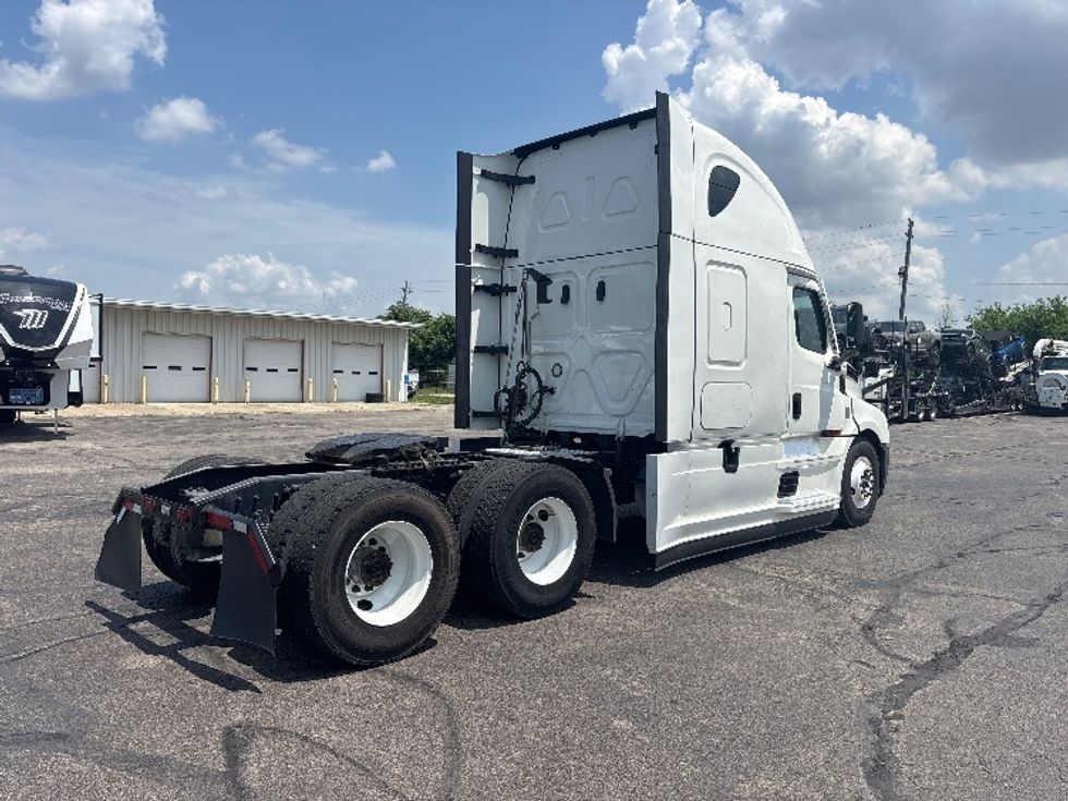 Sleeper Tractor-Heavy Duty Tractors-Freightliner-2022-T12664ST-Dayton-OH-339,978\n\t\tmiles-$ 83,250 - Image 7