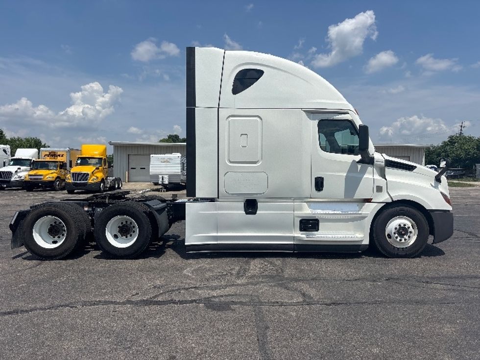Sleeper Tractor-Heavy Duty Tractors-Freightliner-2022-T12664ST-Dayton-OH-339,978\n\t\tmiles-$ 83,250 - Image 8