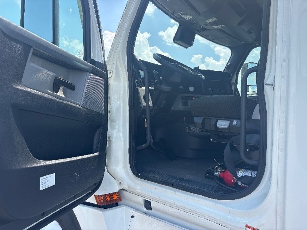 Sleeper Tractor-Heavy Duty Tractors-Freightliner-2022-T12664ST-Dayton-OH-339,978\n\t\tmiles-$ 83,250 - Image 9