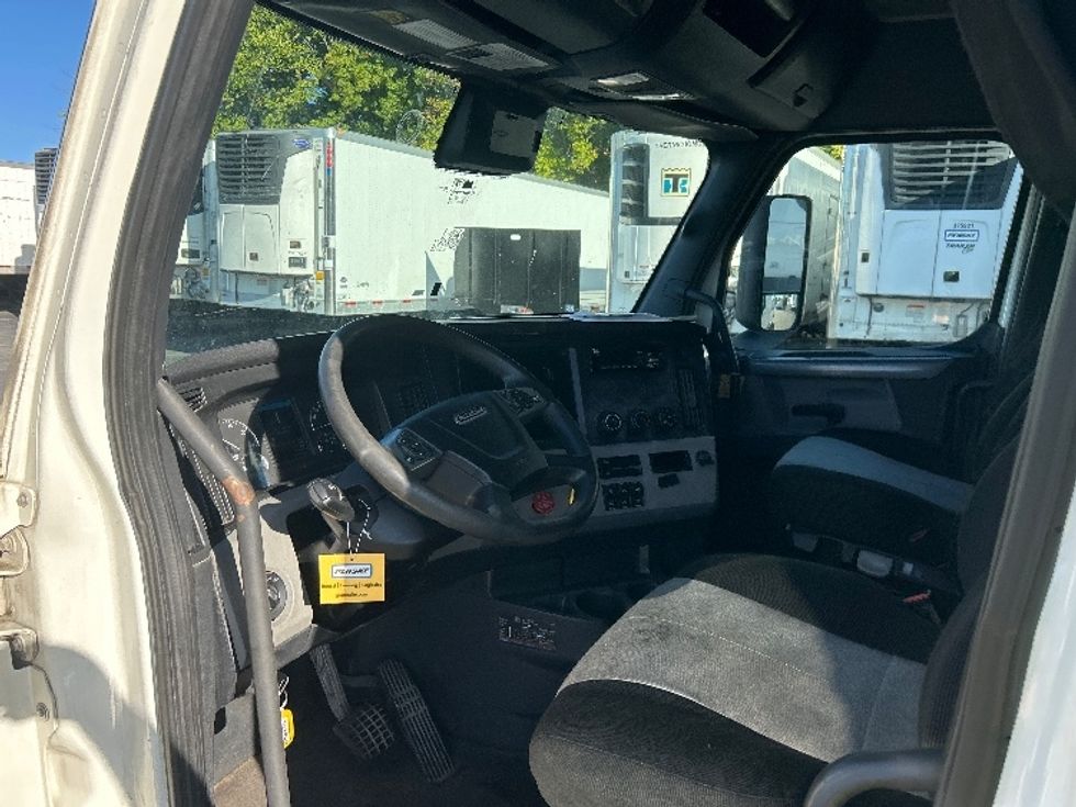 Sleeper Tractor-Heavy Duty Tractors-Freightliner-2022-T12664ST-Dayton-OH-548,810\n\t\tmiles-$ 64,000 - Image 10