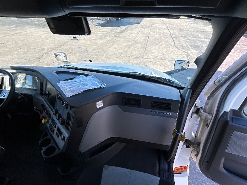 Sleeper Tractor-Heavy Duty Tractors-Freightliner-2022-T12664ST-Dayton-OH-548,810\n\t\tmiles-$ 64,000 - Image 14