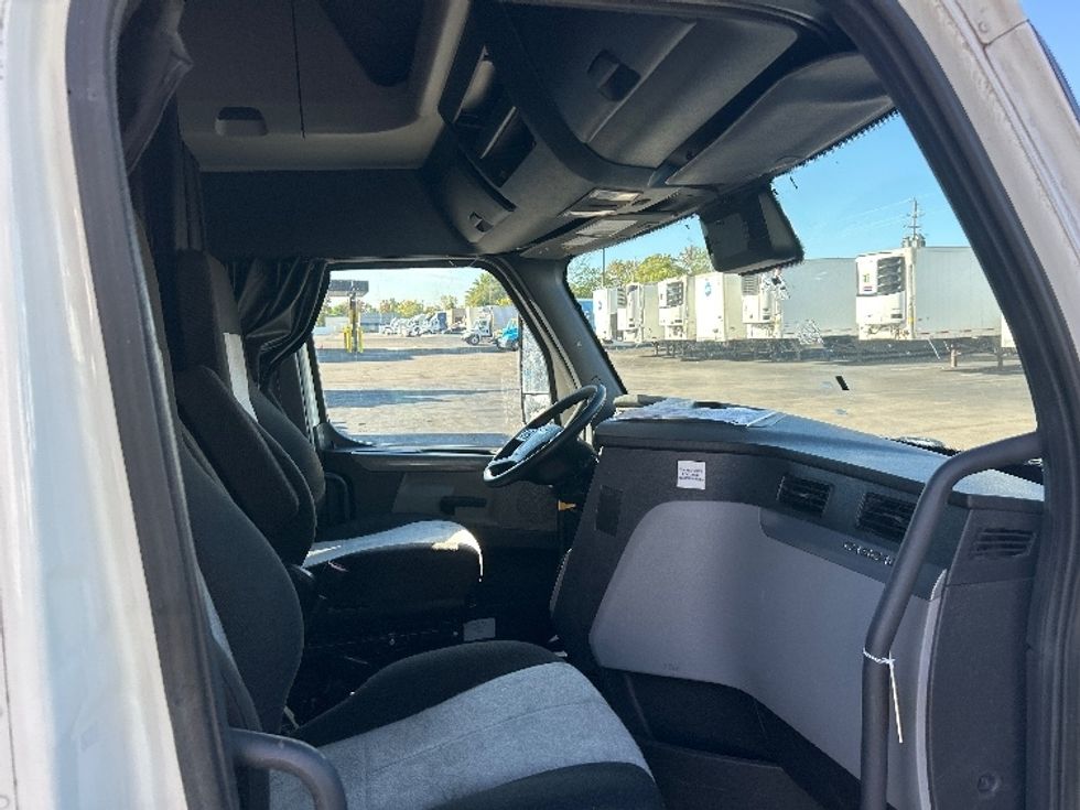 Sleeper Tractor-Heavy Duty Tractors-Freightliner-2022-T12664ST-Dayton-OH-548,810\n\t\tmiles-$ 64,000 - Image 15