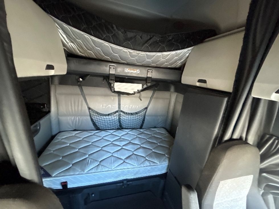 Sleeper Tractor-Heavy Duty Tractors-Freightliner-2022-T12664ST-Dayton-OH-548,810\n\t\tmiles-$ 64,000 - Image 16