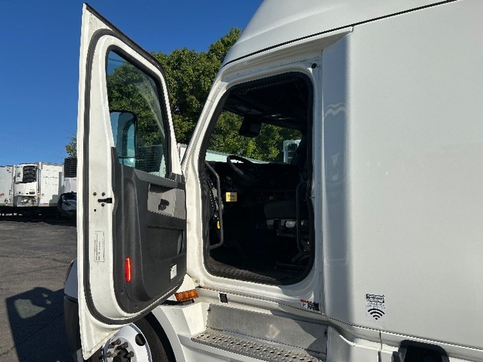 Sleeper Tractor-Heavy Duty Tractors-Freightliner-2022-T12664ST-Dayton-OH-548,810\n\t\tmiles-$ 64,000 - Image 9