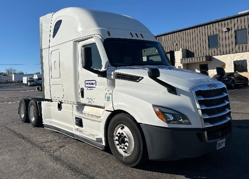 Sleeper Tractor-Heavy Duty Tractors-Freightliner-2022-T12664ST-Dayton-OH-562,465\n\t\tmiles-$ 61,750 - Image 1
