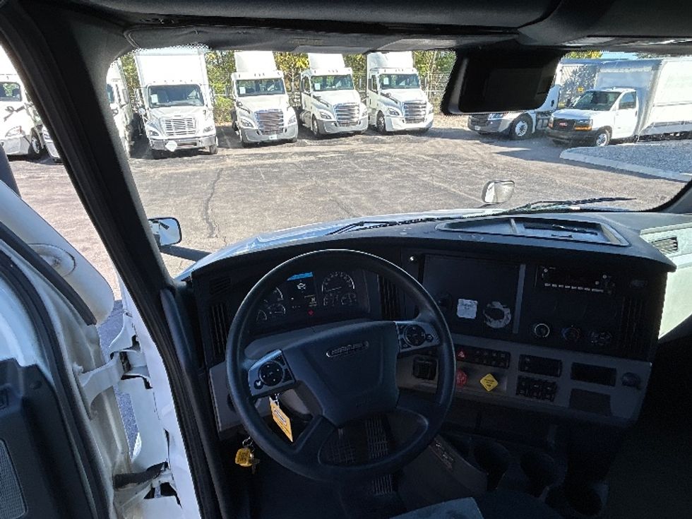 Sleeper Tractor-Heavy Duty Tractors-Freightliner-2022-T12664ST-Dayton-OH-562,465\n\t\tmiles-$ 61,750 - Image 11