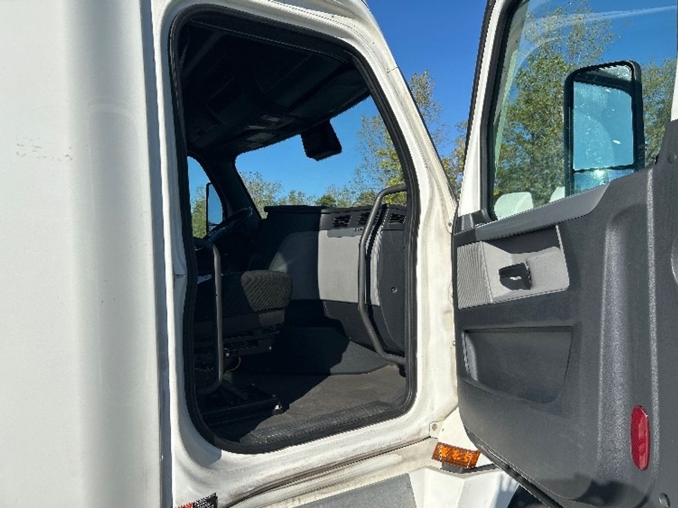 Sleeper Tractor-Heavy Duty Tractors-Freightliner-2022-T12664ST-Dayton-OH-562,465\n\t\tmiles-$ 61,750 - Image 13