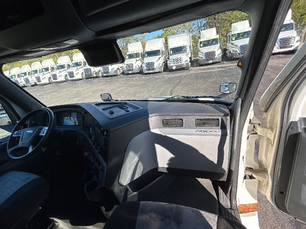 Sleeper Tractor-Heavy Duty Tractors-Freightliner-2022-T12664ST-Dayton-OH-562,465\n\t\tmiles-$ 61,750 - Image 14