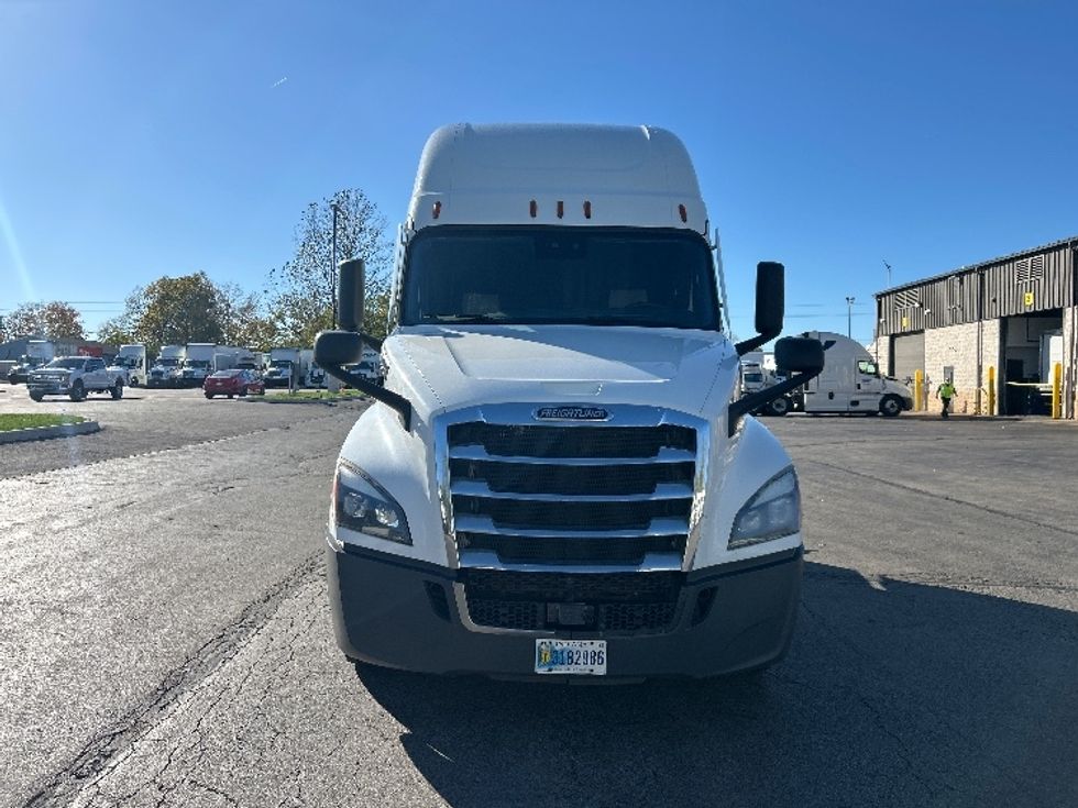 Sleeper Tractor-Heavy Duty Tractors-Freightliner-2022-T12664ST-Dayton-OH-562,465\n\t\tmiles-$ 61,750 - Image 2