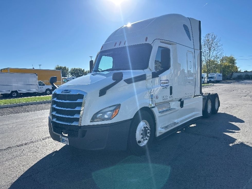 Sleeper Tractor-Heavy Duty Tractors-Freightliner-2022-T12664ST-Dayton-OH-562,465\n\t\tmiles-$ 61,750 - Image 3