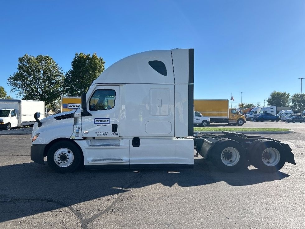 Sleeper Tractor-Heavy Duty Tractors-Freightliner-2022-T12664ST-Dayton-OH-562,465\n\t\tmiles-$ 61,750 - Image 4