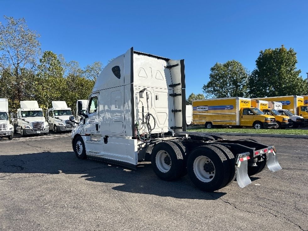 Sleeper Tractor-Heavy Duty Tractors-Freightliner-2022-T12664ST-Dayton-OH-562,465\n\t\tmiles-$ 61,750 - Image 5