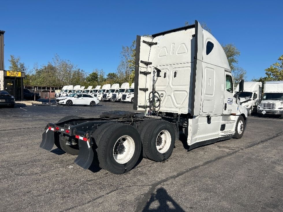 Sleeper Tractor-Heavy Duty Tractors-Freightliner-2022-T12664ST-Dayton-OH-562,465\n\t\tmiles-$ 61,750 - Image 7