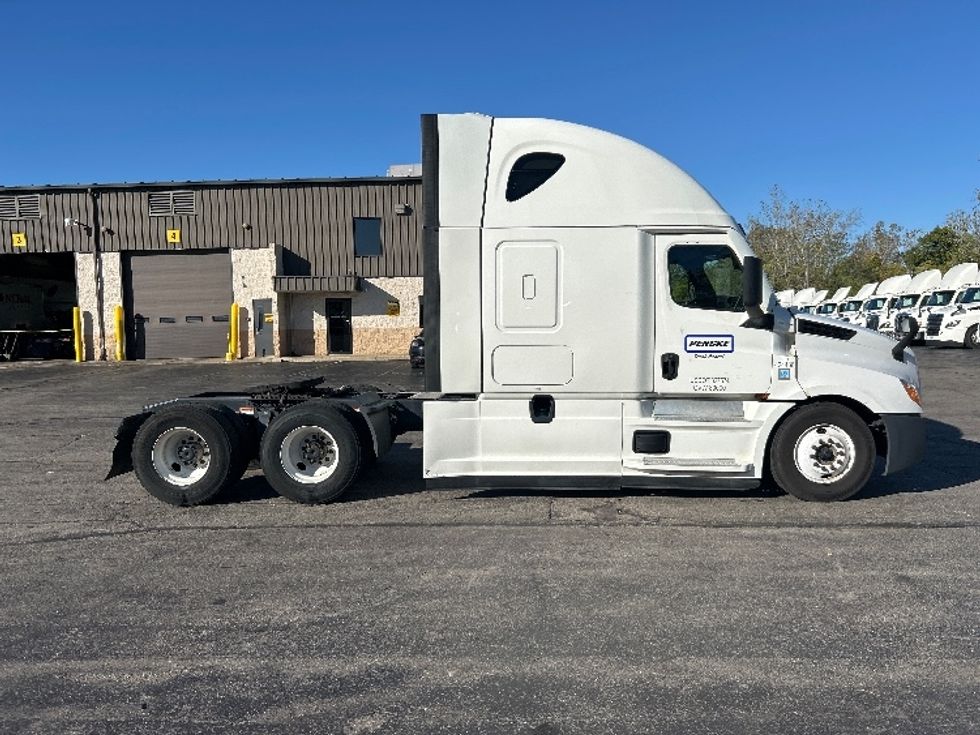 Sleeper Tractor-Heavy Duty Tractors-Freightliner-2022-T12664ST-Dayton-OH-562,465\n\t\tmiles-$ 61,750 - Image 8