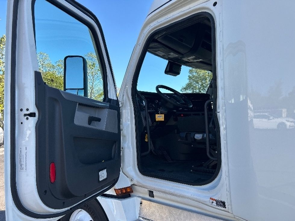 Sleeper Tractor-Heavy Duty Tractors-Freightliner-2022-T12664ST-Dayton-OH-562,465\n\t\tmiles-$ 61,750 - Image 9