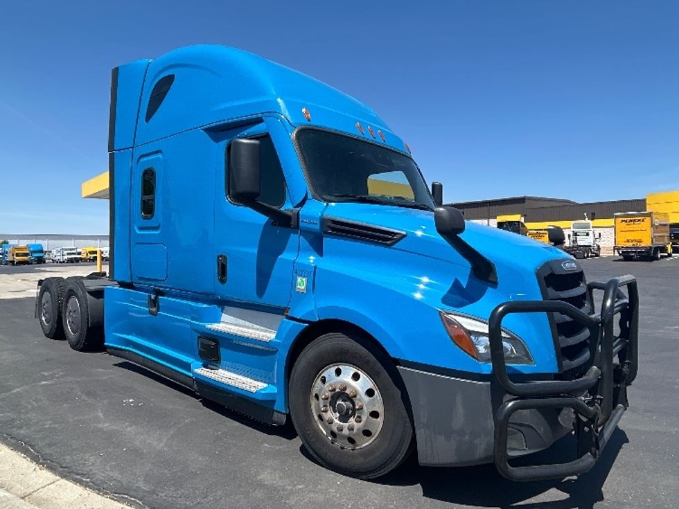 Sleeper Tractor-Heavy Duty Tractors-Freightliner-2022-T12664ST-De Pere-WI-267,960\n\t\tmiles-$ 91,750 - Image 1