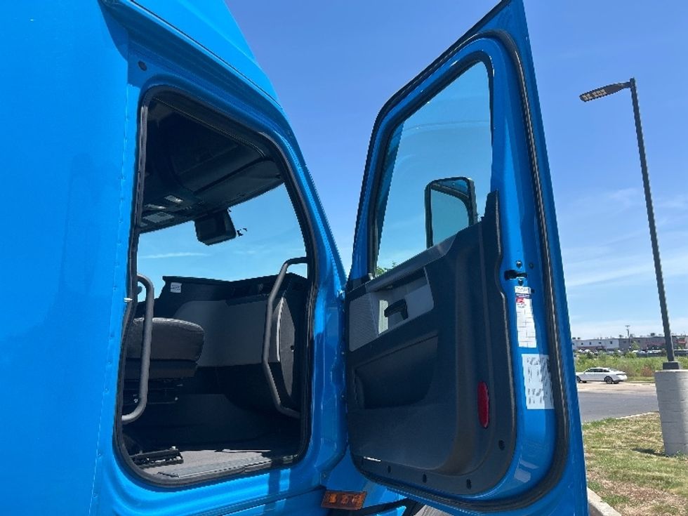 Sleeper Tractor-Heavy Duty Tractors-Freightliner-2022-T12664ST-De Pere-WI-267,960\n\t\tmiles-$ 91,750 - Image 13