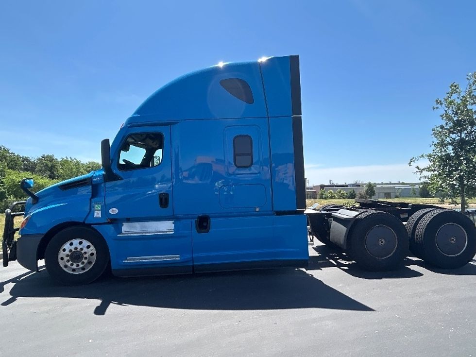 Sleeper Tractor-Heavy Duty Tractors-Freightliner-2022-T12664ST-De Pere-WI-267,960\n\t\tmiles-$ 91,750 - Image 4