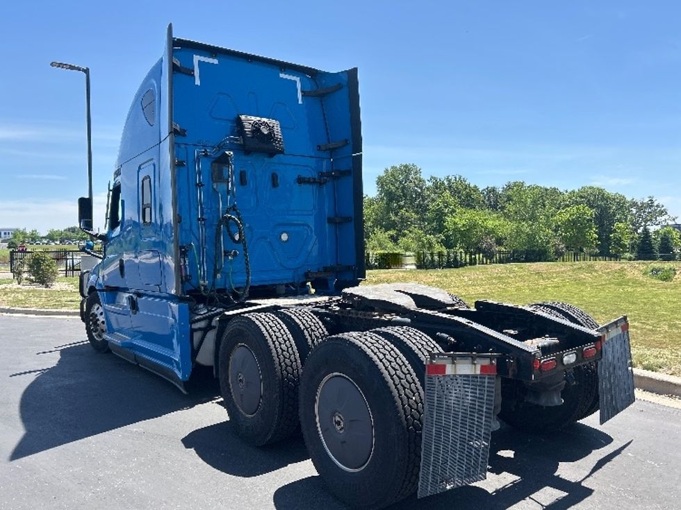 Sleeper Tractor-Heavy Duty Tractors-Freightliner-2022-T12664ST-De Pere-WI-267,960\n\t\tmiles-$ 91,750 - Image 5
