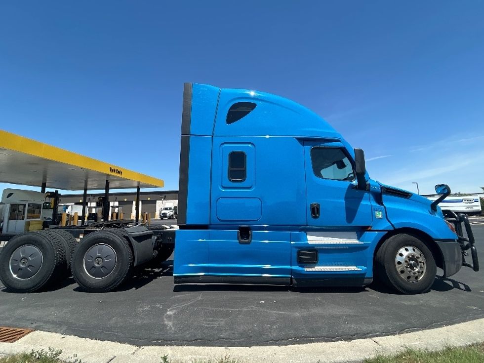 Sleeper Tractor-Heavy Duty Tractors-Freightliner-2022-T12664ST-De Pere-WI-267,960\n\t\tmiles-$ 91,750 - Image 8