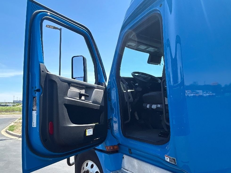Sleeper Tractor-Heavy Duty Tractors-Freightliner-2022-T12664ST-De Pere-WI-267,960\n\t\tmiles-$ 91,750 - Image 9